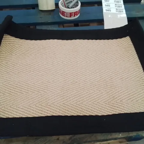 QUALITY DESIGNER AREA RUG - APPROXIMATELY 60X40CM