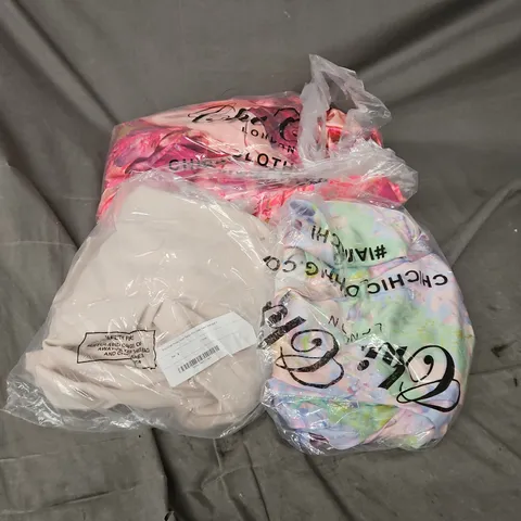 APPROXIMATELY 20 ASSORTED CLOTHING ITEMS IN VARIOUS STYLES AND SIZES 