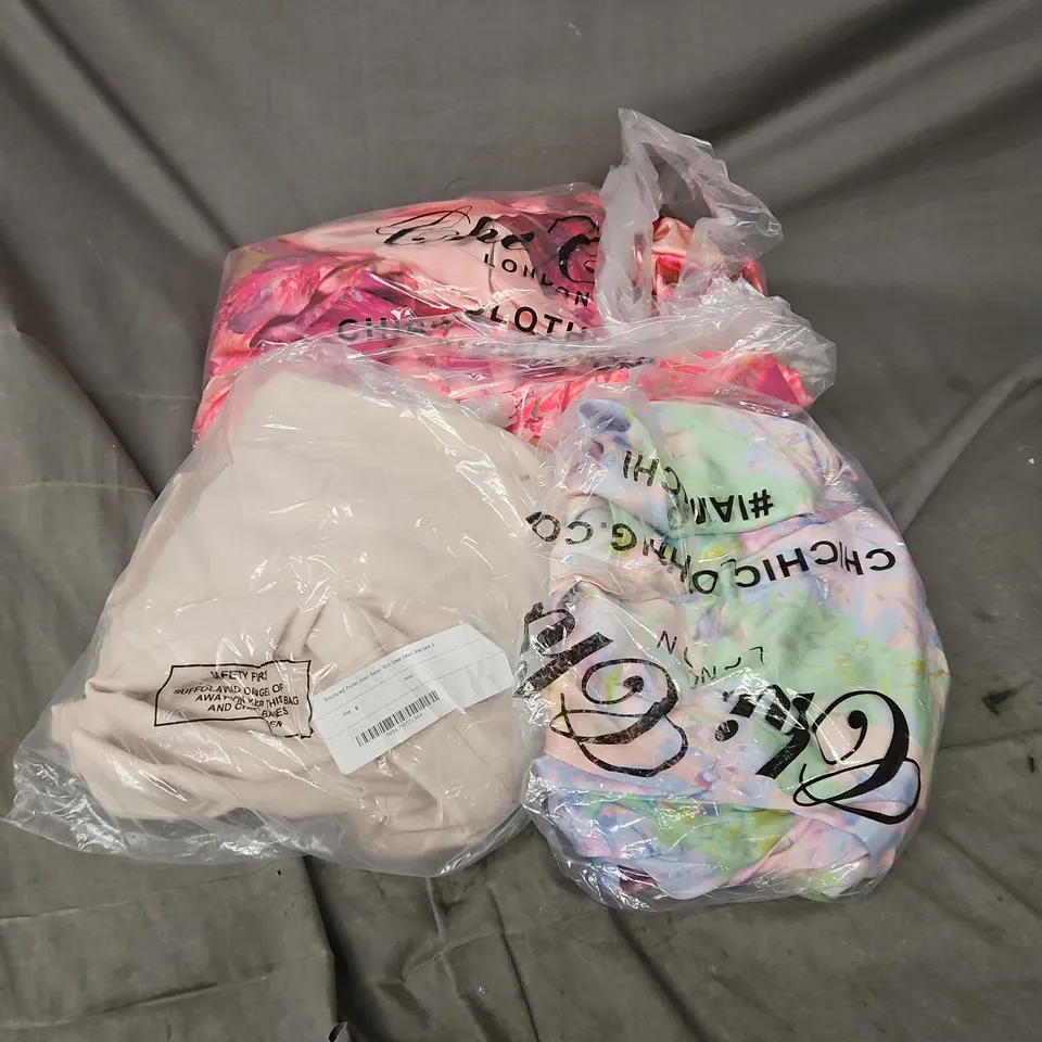 APPROXIMATELY 20 ASSORTED CLOTHING ITEMS IN VARIOUS STYLES AND SIZES 
