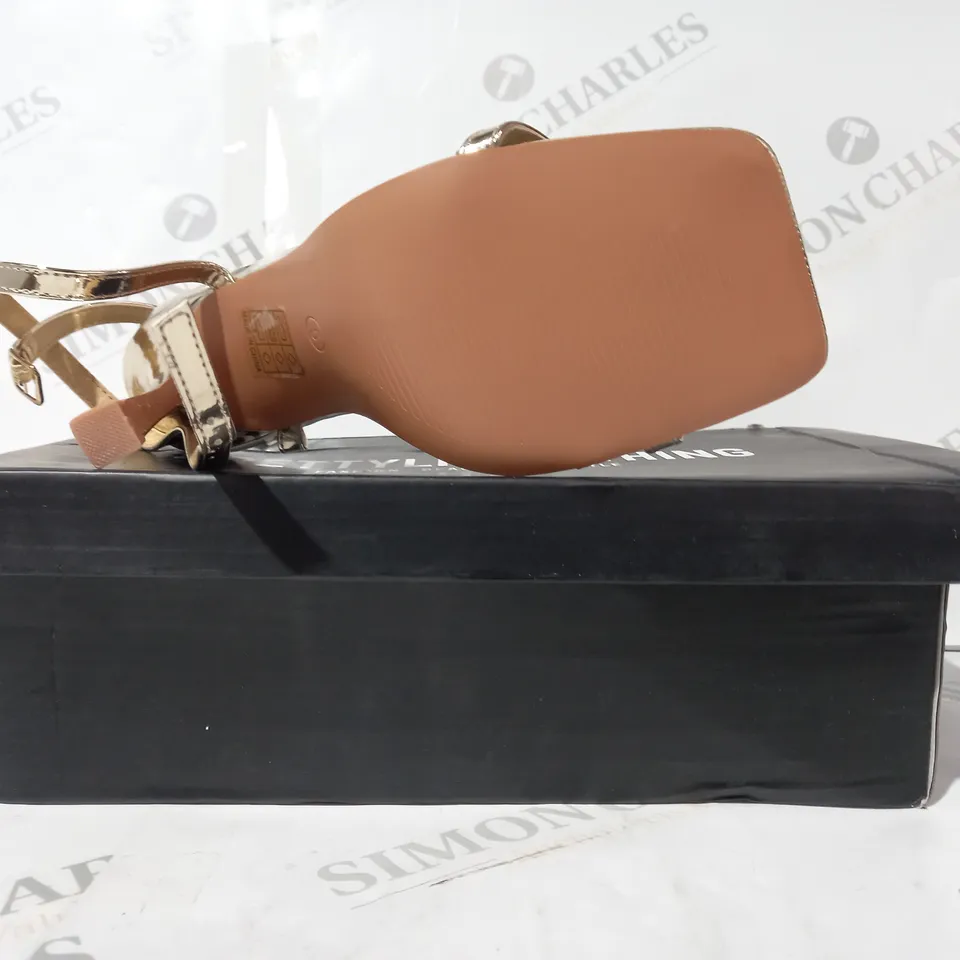 BOXED PAIR OF PRETTY LITTLE THING OPEN TOE STRAPPY HIGH HEEL SANDALS IN METALLIC GOLD SIZE 5