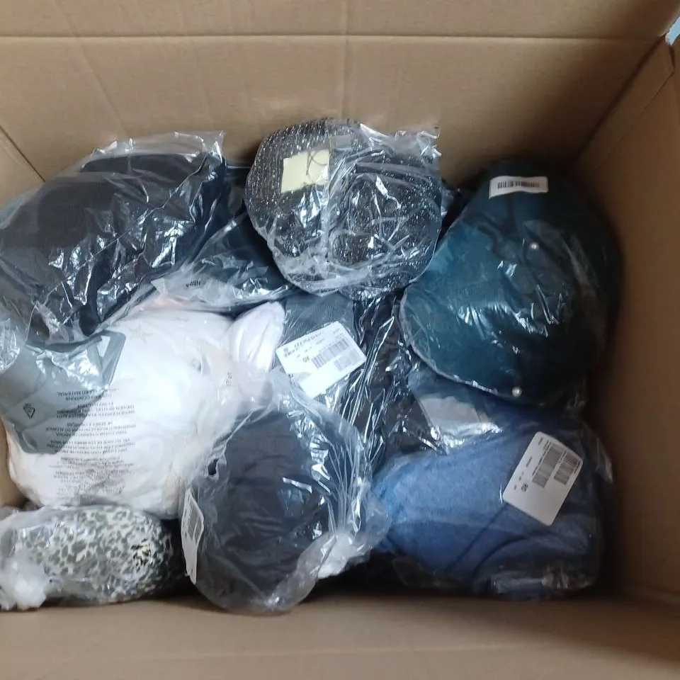 APPROXIMATELY 20 LADIES CLOTHING ITEMS IN VARIOUS COLOURS, SIZES AND STYLES