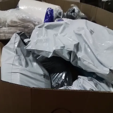 PALLET CONTAINING A LARGE QUANTITY OF PILLOWS