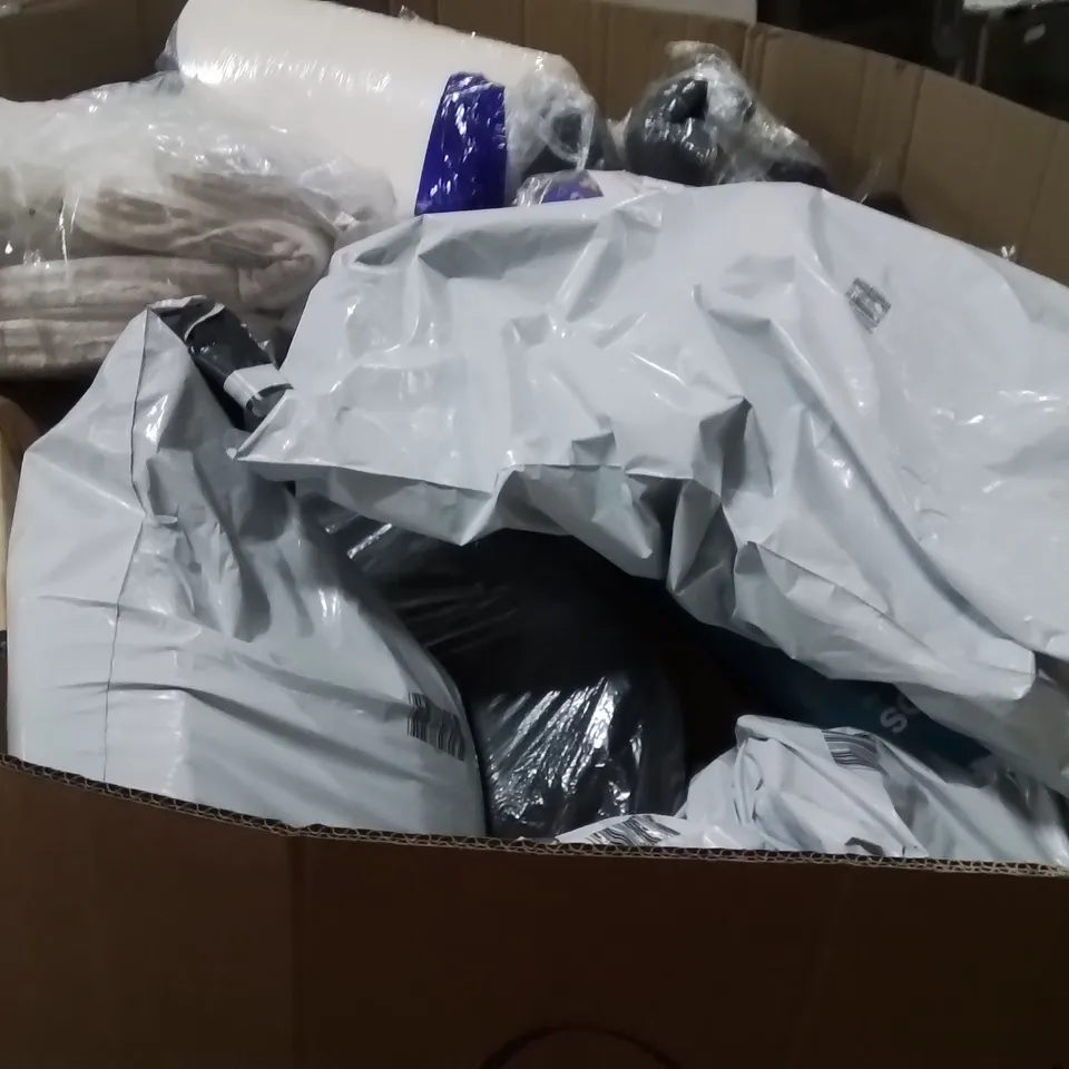 PALLET CONTAINING A LARGE QUANTITY OF PILLOWS