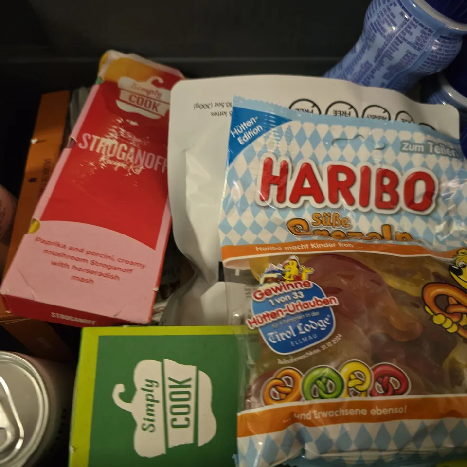 APPROXIMATELY 12 ASSORTED FOOD & DRINK ITEMS TO INCLUDE - CAFEPOD , GRIND ICED BLACK COFFEE , DA-SH RASPBERRY SPARKLING WATER ETC