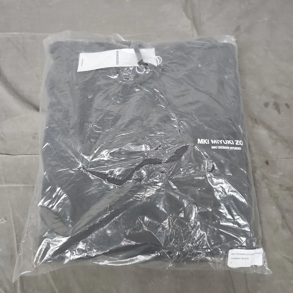 BAGGED MKI MIYUKI ZOKU DESIGN STUDIO HOODY – PIGMENT BLACK, UK SIZE L