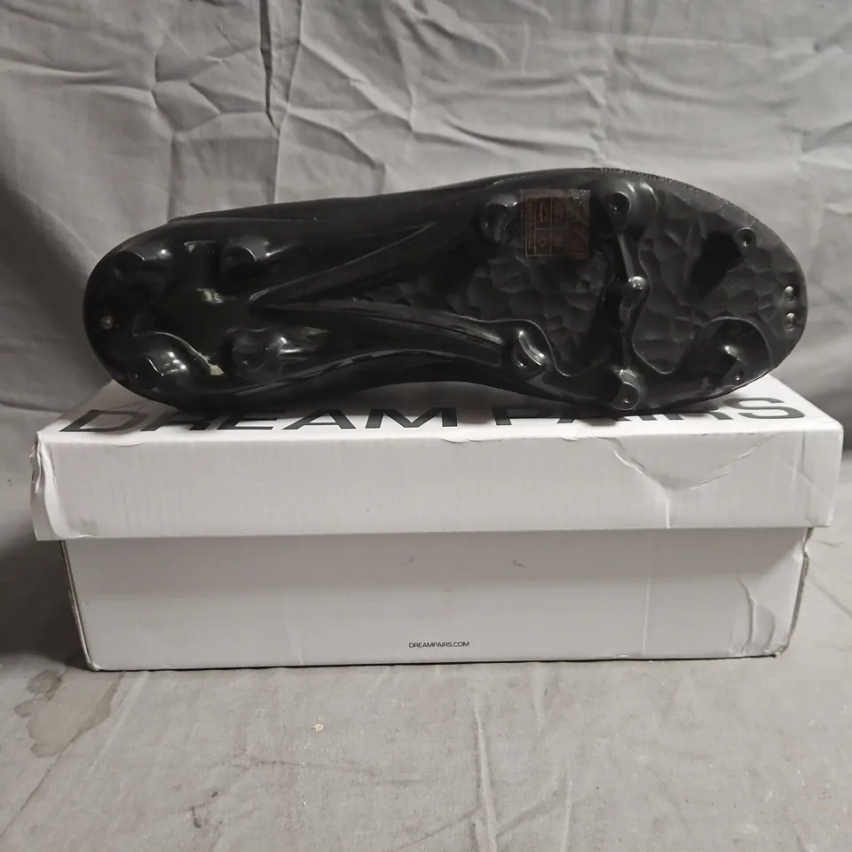BOXED PAIR OF DREAM PAIRS FOOTBALL BOOTS IN BLACK SIZE UK 8