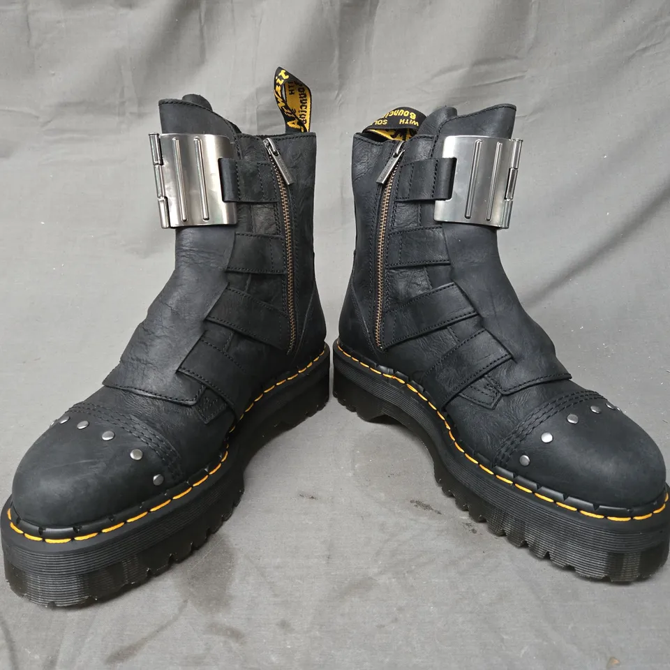 BOXED PAIR OF DR MARTENS JADON HNG ANKLE BOOTS IN BLACK UK SIZE 9.5