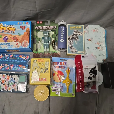 LOT OF ASSORTED TOYS AND CRAFT ITEMS TO INCLUDE MINECRAFT FIGURE, CONSTRUCTION PIECES AND RAQUEX BALLS