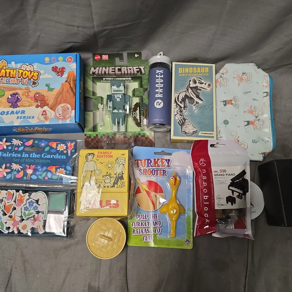 LOT OF ASSORTED TOYS AND CRAFT ITEMS TO INCLUDE MINECRAFT FIGURE, CONSTRUCTION PIECES AND RAQUEX BALLS
