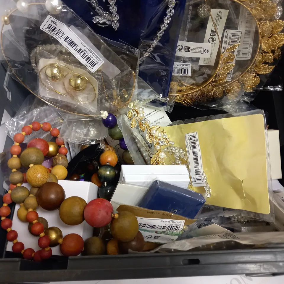 LARGE QUANTITY OF ASSORTED JEWELLERY TO INCLUDE: NECKLACES, RINGS, WATCHES AND EARRINGS