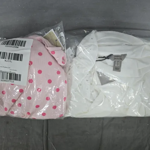 BOX OF APPROXIMATELY 15 ASSORTED HOUSEHOLD, COSMETIC, AND CLOTHING ITEMS IN VARIOUS STYLES, SIZES, AND COLOURS - COLLECTION ONLY