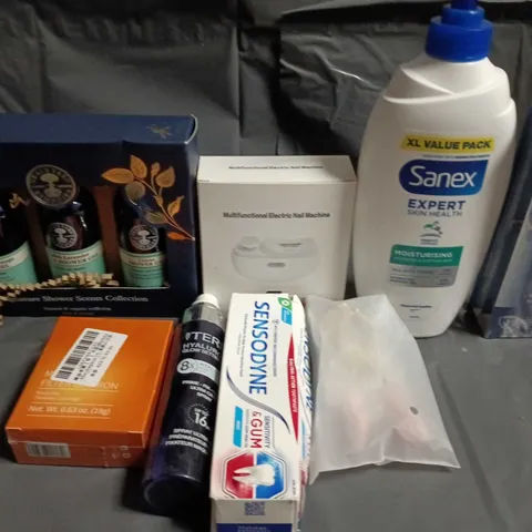 APPROXIMATELY 15 ASSORTED HEALTH & BEAUTY PRODUCTS TO INCLUDE SANEX, ORAL-B AND BY TERRY