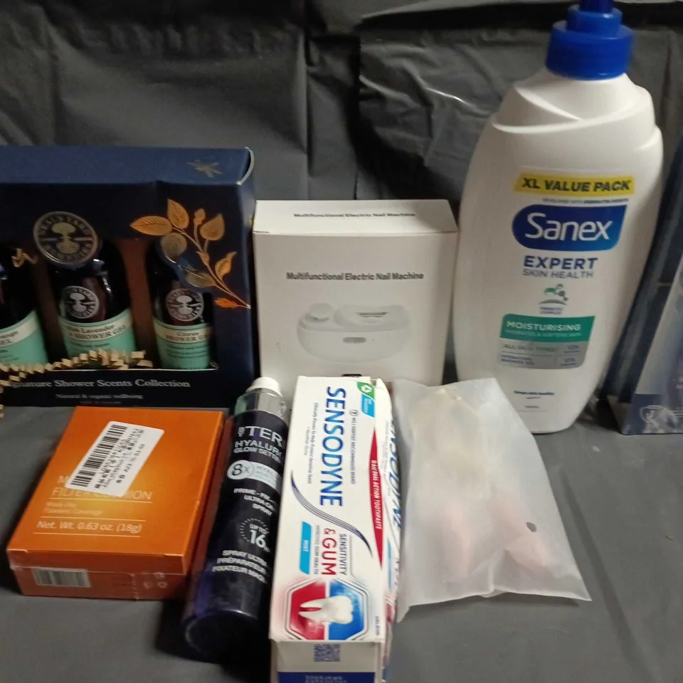 APPROXIMATELY 15 ASSORTED HEALTH & BEAUTY PRODUCTS TO INCLUDE SANEX, ORAL-B AND BY TERRY