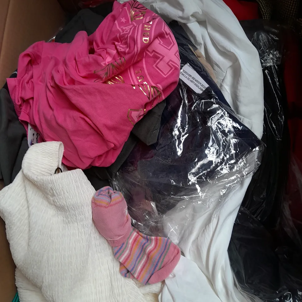 APPROXIMATELY 20 ASSORTED CLOTHING ITEMS IN VARIOUS SIZES AND STYLES TO INCLUDE - SKIRT, SHORTS, TSHIRTS, ETC