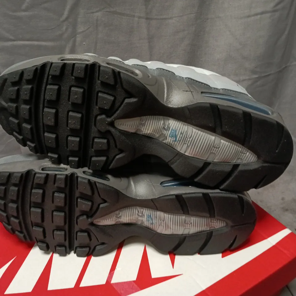 BOXED NIKE AIR MAX 95 OG TRAINERS - SMOKE GREY/GREEN ABYSS, MEN'S UK8 (US9)