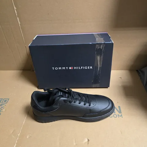 BOXED TOMMY HILFIGER BLACK TRAINERS - UK SIZE 8 