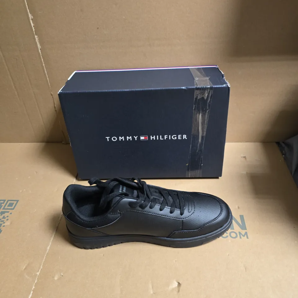 BOXED TOMMY HILFIGER BLACK TRAINERS - UK SIZE 8 