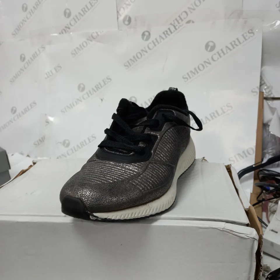 UNBOXED PAIR OF SKECHERS SIZE 5 AND A HALF