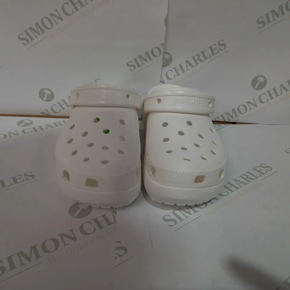 CROCS CLASSIC PLATFORM IN WHITE - UK 5