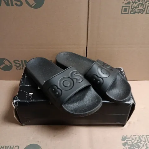 BOXED PAIR OF BOSS ARYEH SLIDERS - 7