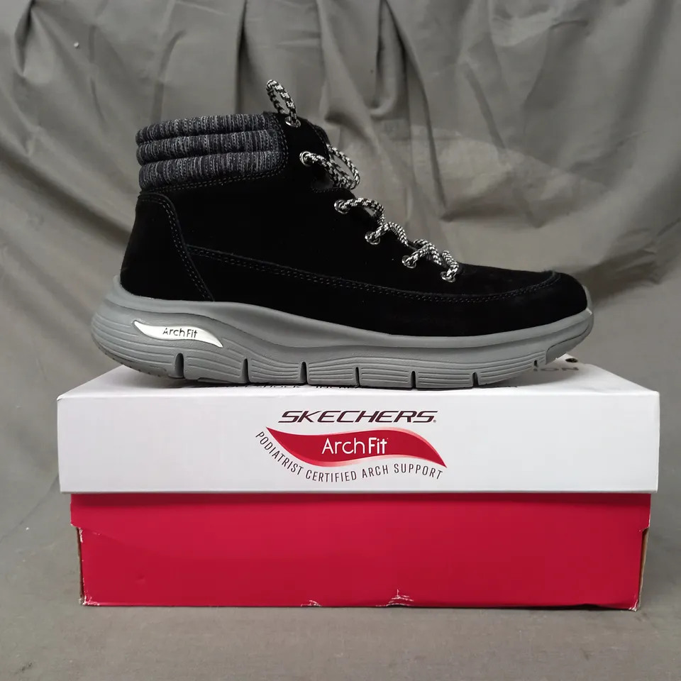 BOXED PAIR OF SKECHERS SMOOTH LACE BOOTS IN BLACK SIZE 6