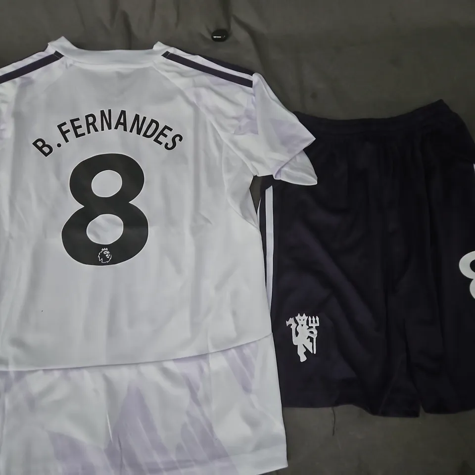 ADIDAS MANCHESTER UNITED FOOTBALL KIT SIZE UK 26 - B.FERNANDES NUMBER 8