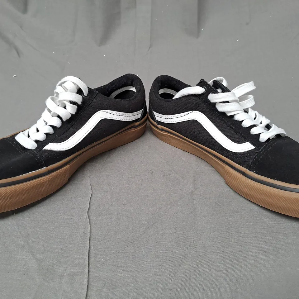 PAIR OF VANS PRO SKATEBOARD SHOES IN BLACK/WHITE UK SIZE 6