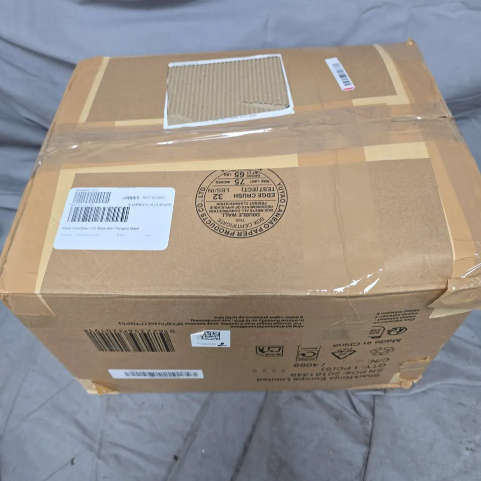 SHARK CRYOGLOW LED MASK WITH CHARGING STAND 