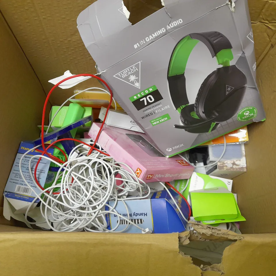 LOT OF APPROX 20 ASSPORTED ITEMS TO INCLUDE - TRAVEL CHARGER - TURTLE BEACH HEADSET XBOX - MINI FAN ECT