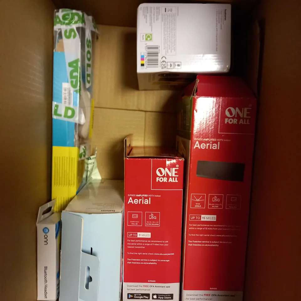 APPROXIMATELY 10 ASSORTED ELECTRICAL PRODUCTS TO INCLUDE FM ALARM CLOCK, ONE FOR ALL AERIAL, HEADPHONES ETC 