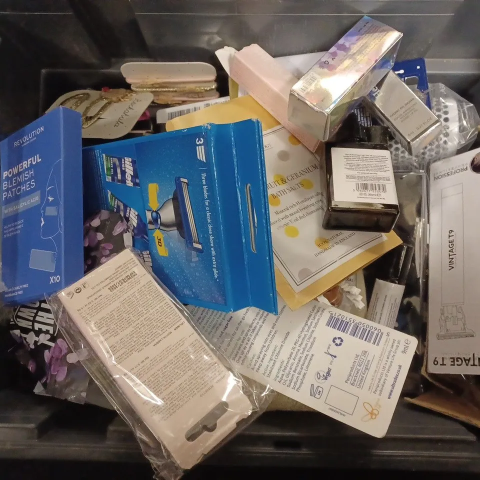 LOT OF APPROXIMATELY 20 COSMETICS ITEMS TO INCLUDE WHITE HOT SHAMPOO , DEODORANT  STICK , SOY WAX CANDLE , ETC  