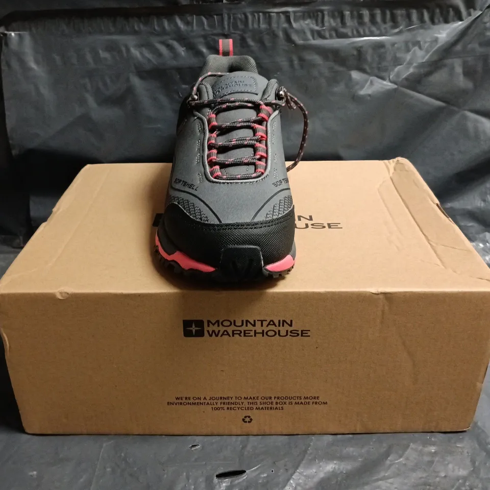 BOXED PAIR OF MOUNTAIN WAREHOUSE COLLIE WOMENS WATERPROOF RUNNING SHOE IN GREY/RED SIZE UK 5
