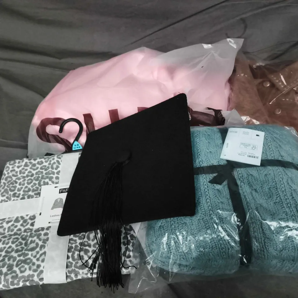 APPROXIMATELY 25 ASSORTED CLOTHING ITEMS IN VARIOUS SIZES, STYLES & COLOURS TO INCLUDE BRANDS SUCH AS F&F, JOHN LEWIS, SHEIN, ETC - COLLECTION ONLY