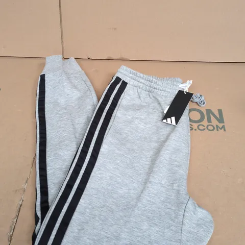 ADIDAS GREY JOGGERS WITH BLACK SIDE STRIPES – SIZE M (MEN)