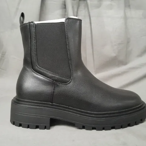 BOXED PAIR OF V BY VERY ANKLE BOOTS IN BLACK SIZE 6