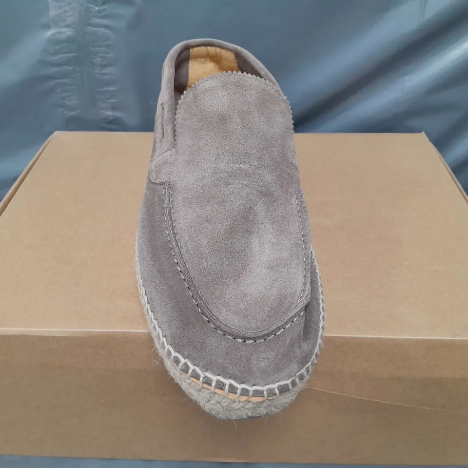 BOXED PAIR OF MOSS ESPADRILLE SHOES IN TAUPE UK SIZE 11