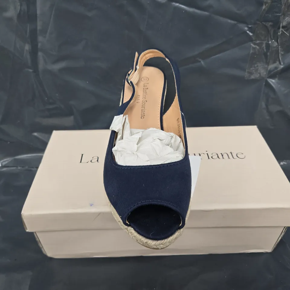 BOXED PAIR OF LA BOTTINE SOURITANE OPEN TOE BUCKLE SHOES IN NAVY - SIZE 39