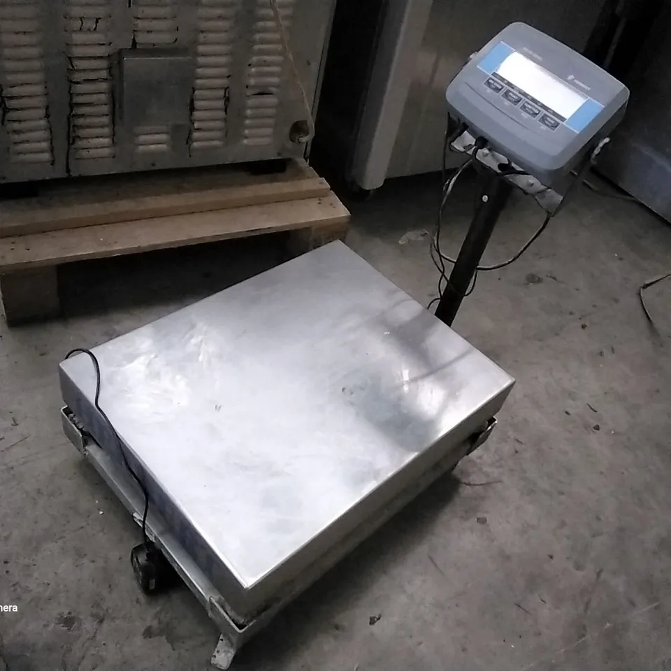 OHAUS DEFENDER 3000 SCALE