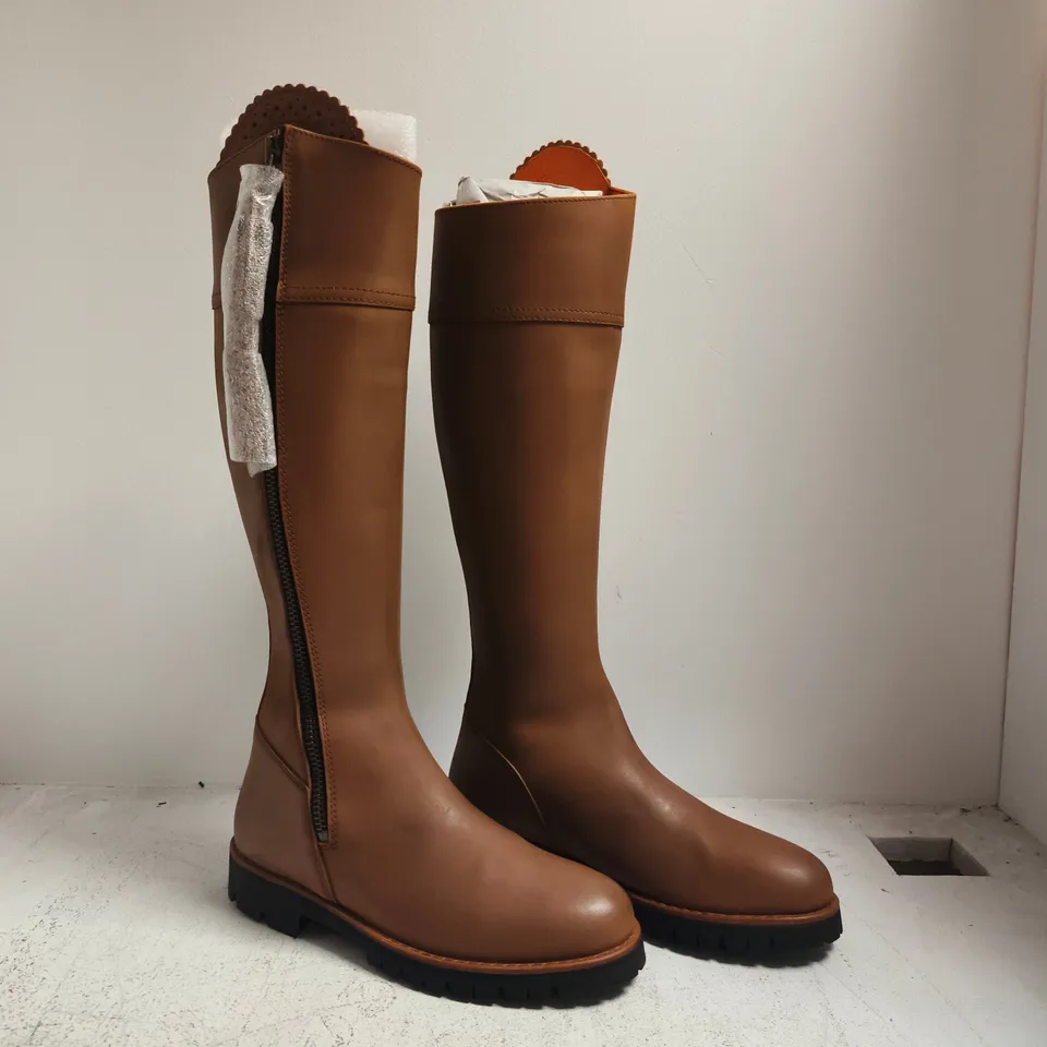 BOXED PAIR OF FAIRFAX & FAVOR LADIES NARROW FIT EXPLORER KNEE-HIGH BOOTS IN OAK LEATHER SIZE UK 6