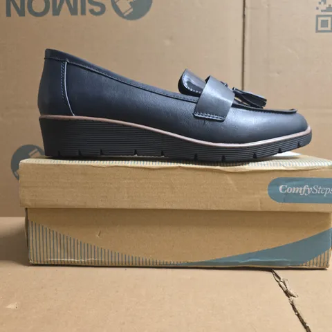BOXED PAIR OF COMFY STEPS YVONNE WEDGE LOAFERS IN MIDNIGHT NAVY SIZE 8