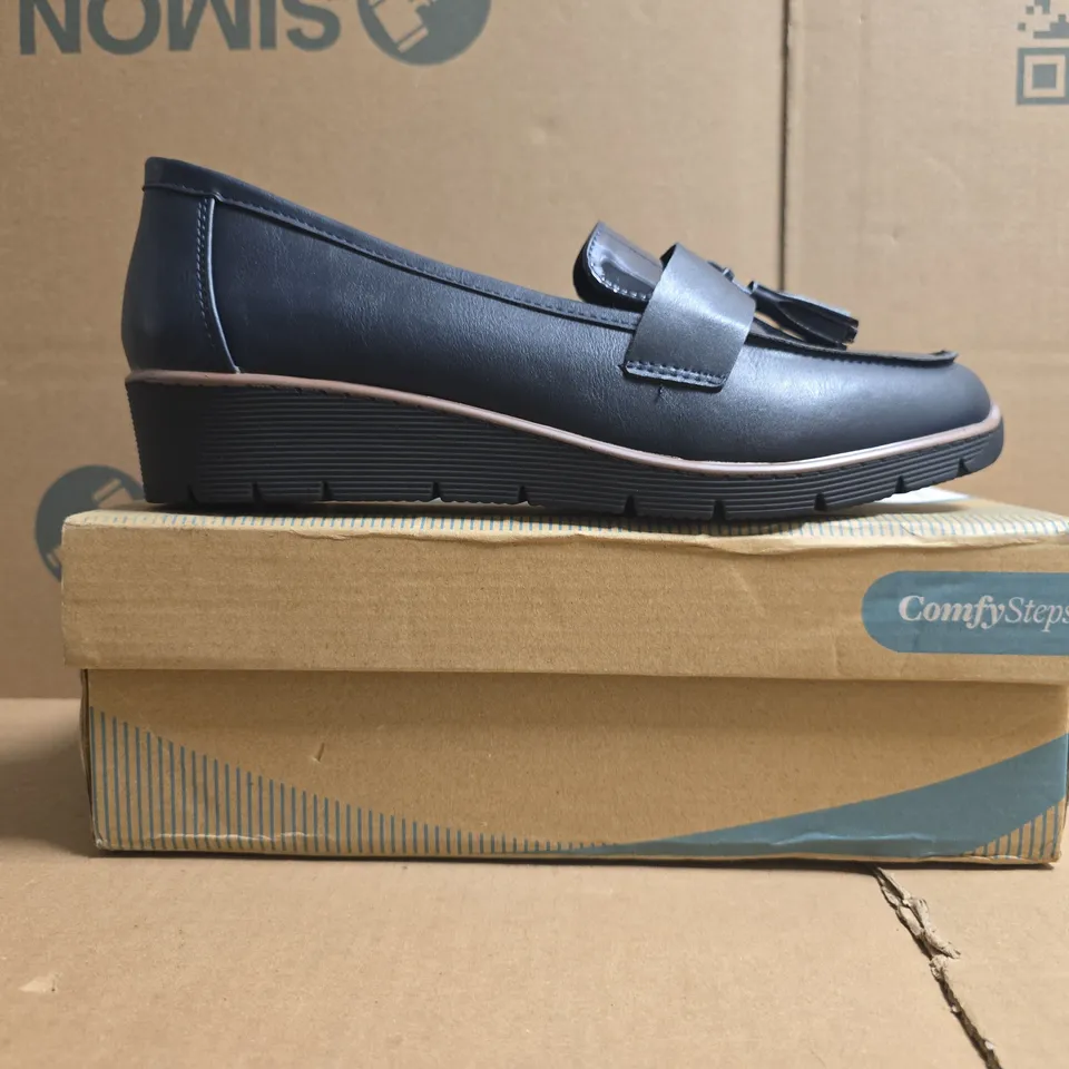 BOXED PAIR OF COMFY STEPS YVONNE WEDGE LOAFERS IN MIDNIGHT NAVY SIZE 8