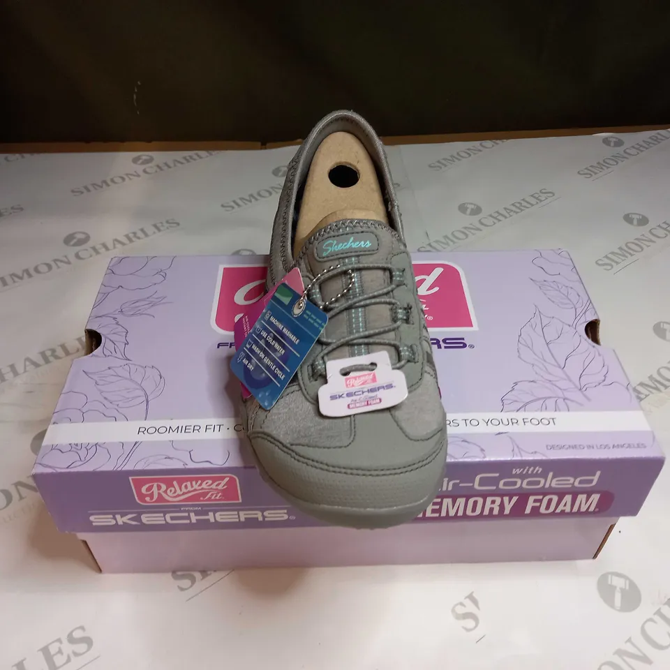 BOXED SKECHERS BREATHEEASY SHOES SIZE 4