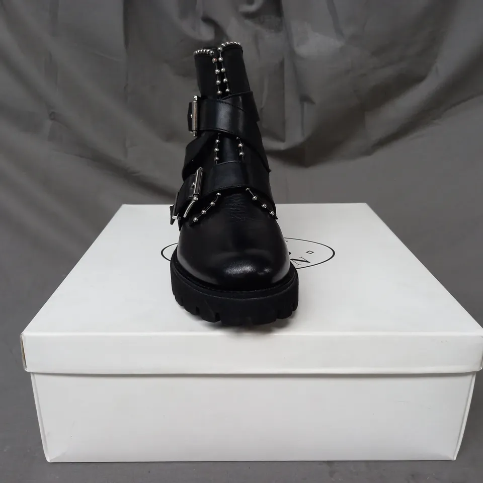 BOXED PAIR OF STEVE MADDEN HOOFY LEATHER ANKLE BOOTS IN BLACK EU SIZE 36