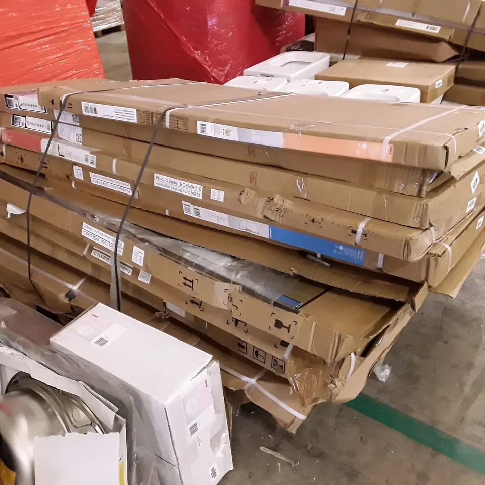 PALLET OF ASSORTED SHOWER PANELS 