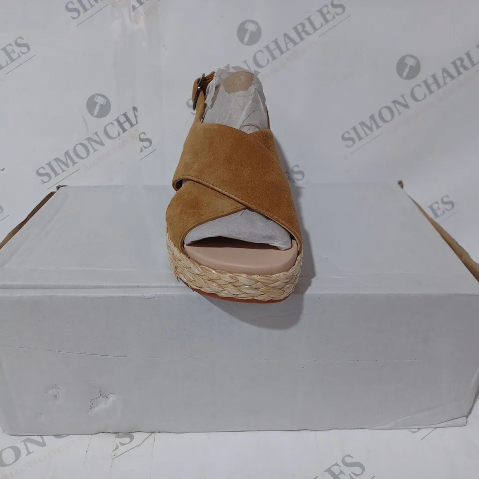 BOXED PAIR OF CLARKS KIMMEI X SANDALS IN OCHRE SIZE 3