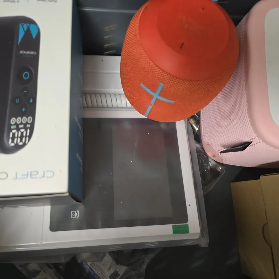 APPROXIMATELY 10 ASSORTED HOUSEHOLD ITEMS TO INCLUDE MINI SCRAPER, HANDHELD FAN, ETC