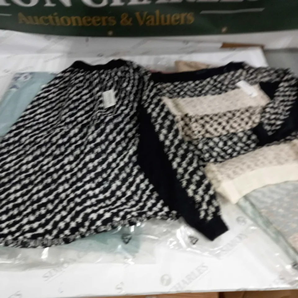 LOT OF 8 ASSORTED KNITWEAR CLOTHING ITEMS - VARIOUS SIZES