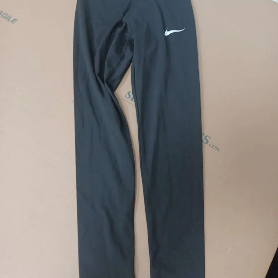 NIKE LEGGINGS IN BLACK - SMALL