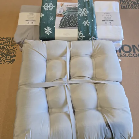 BOX OF APPROXIMATELY 10 ASSORTED BEDDING AND SOFT FURNISHING  ITEMS TO INCLUDE - SATEEN FITTED SHEET DOUBLE , PERCALE DEEP FITTED SHEET , OUTDOOR CUSHIONS ETC