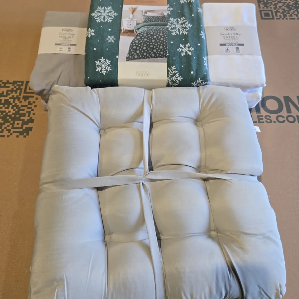 BOX OF APPROXIMATELY 10 ASSORTED BEDDING AND SOFT FURNISHING  ITEMS TO INCLUDE - SATEEN FITTED SHEET DOUBLE , PERCALE DEEP FITTED SHEET , OUTDOOR CUSHIONS ETC